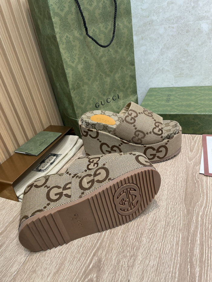 G*u*i slippers