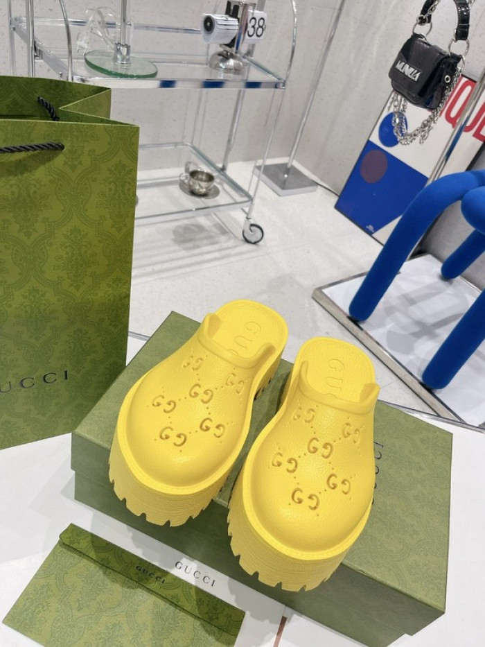 G*u*i slippers
