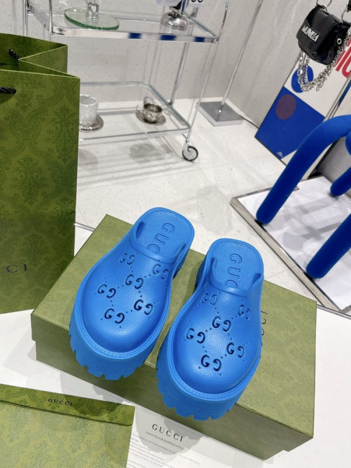 G*u*i slippers