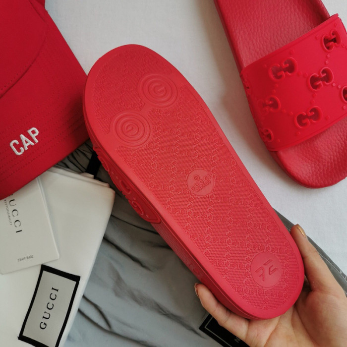 G*u*i slippers