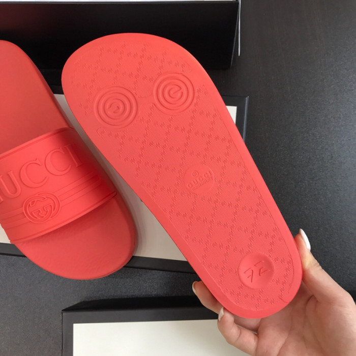 G*u*i slippers