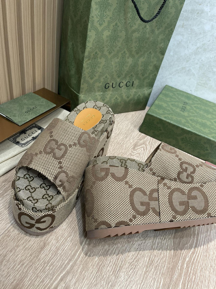 G*u*i slippers
