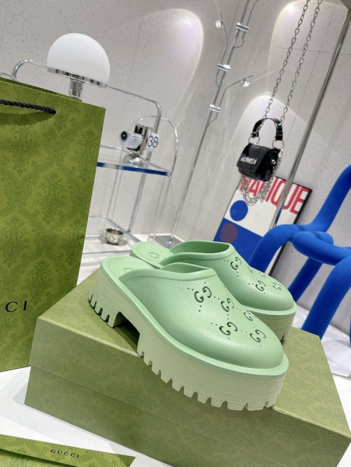 G*u*i slippers