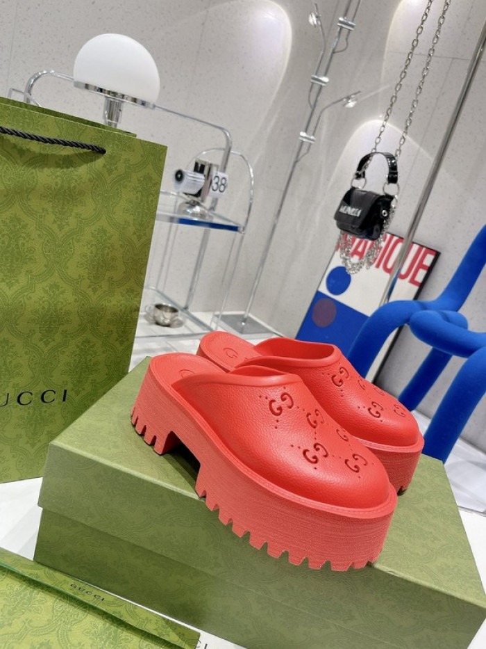 G*u*i slippers