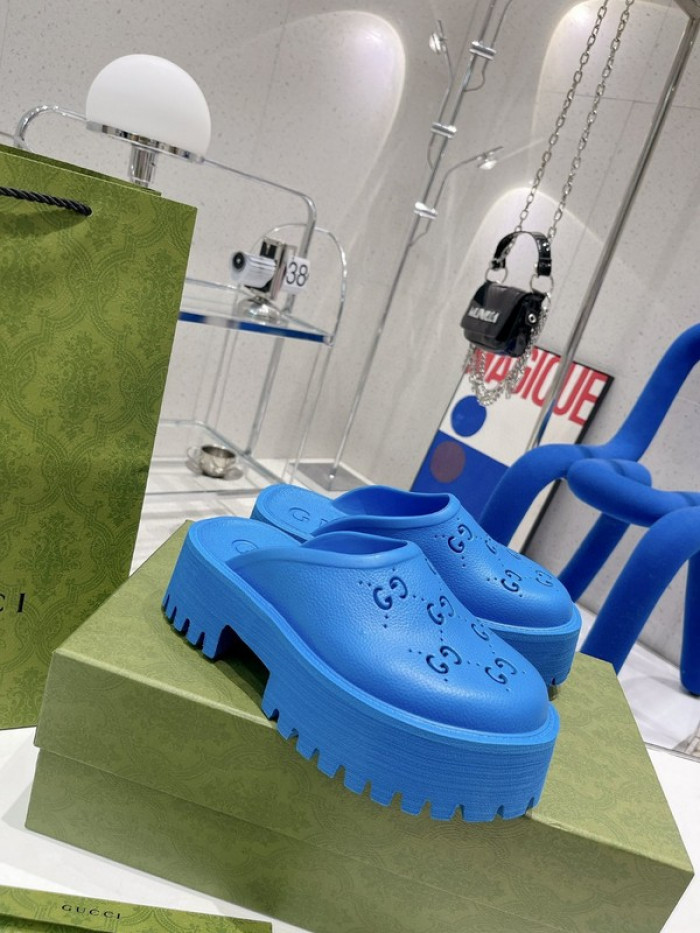 G*u*i slippers