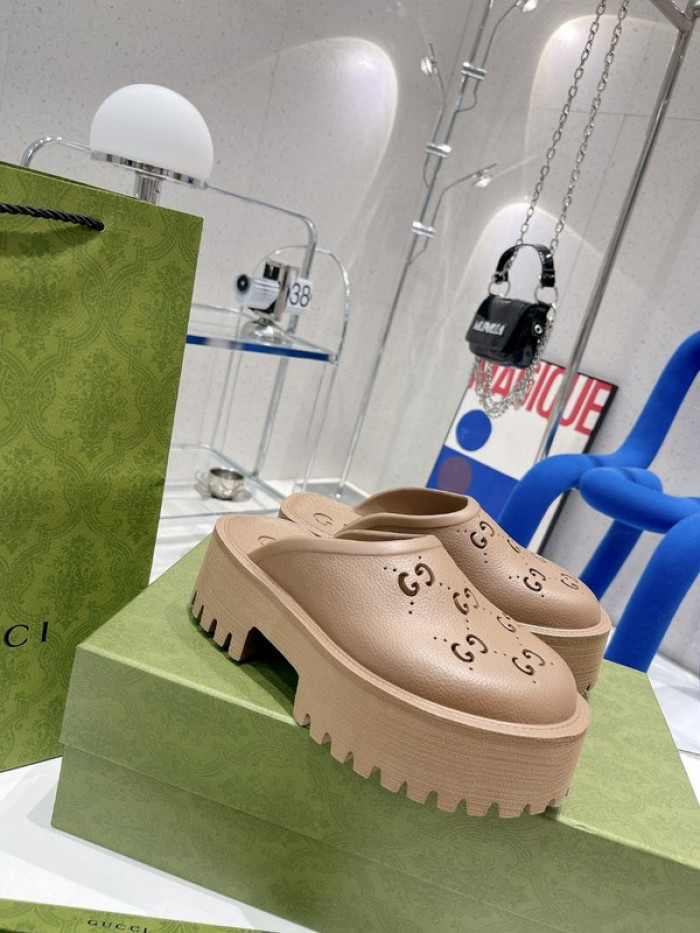 G*u*i slippers