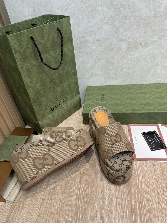 G*u*i slippers