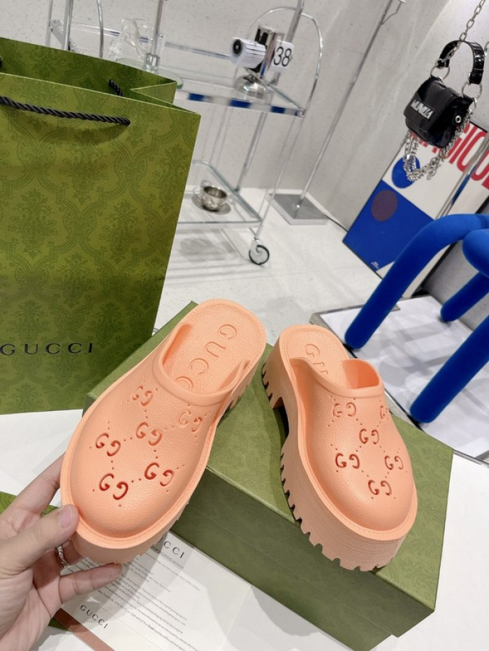 G*u*i slippers