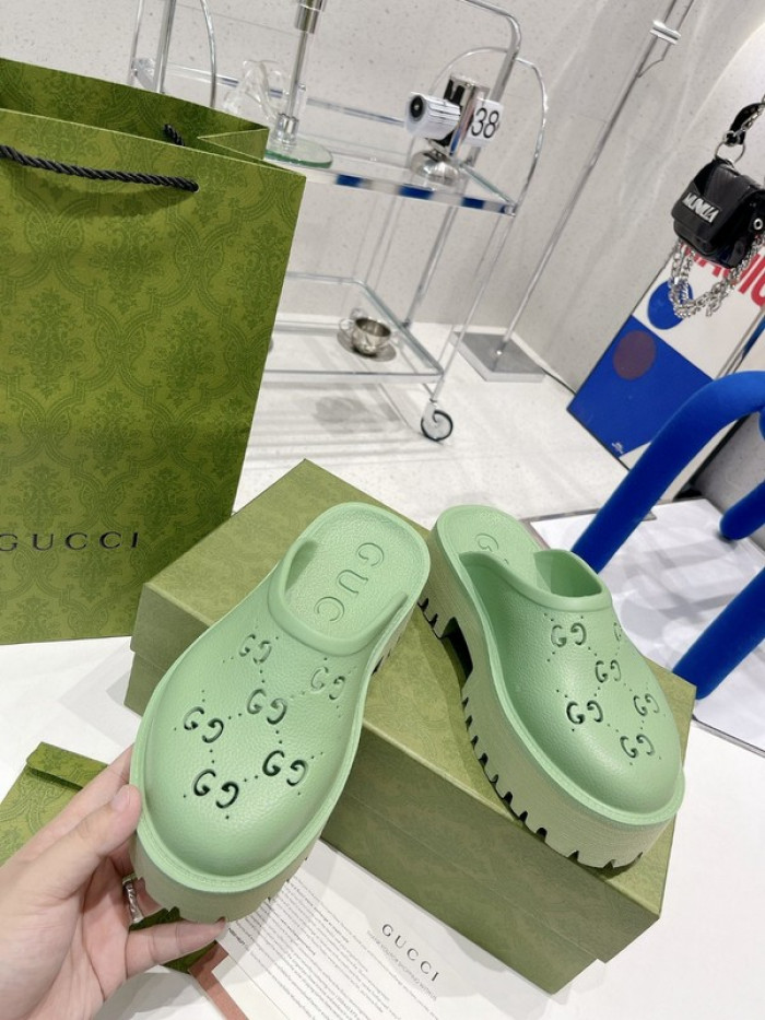 G*u*i slippers