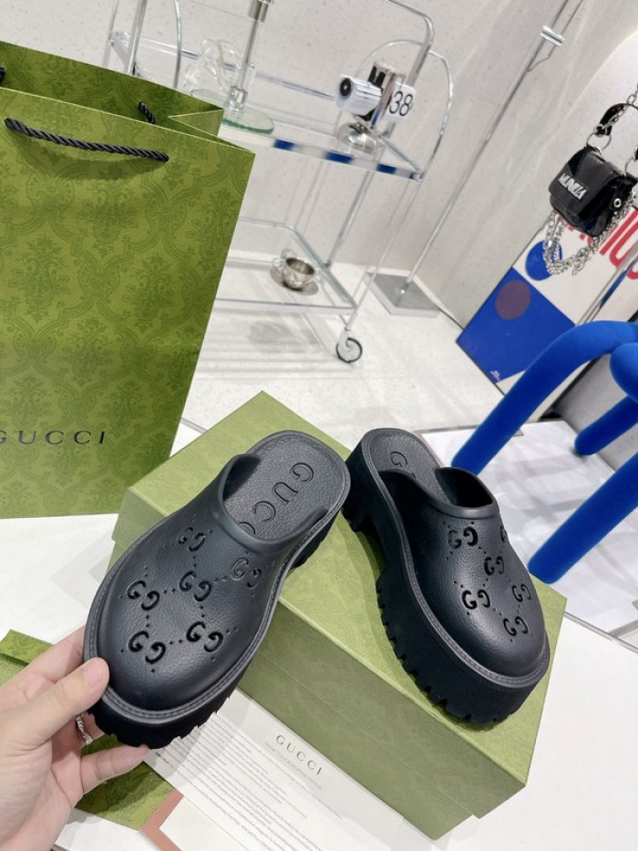 G*u*i slippers