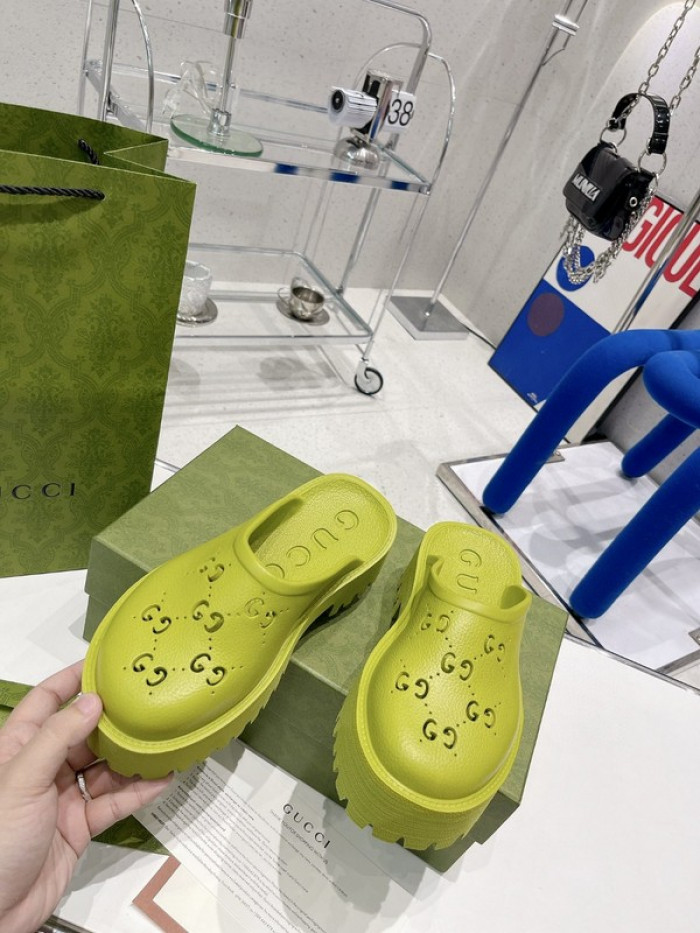 G*u*i slippers