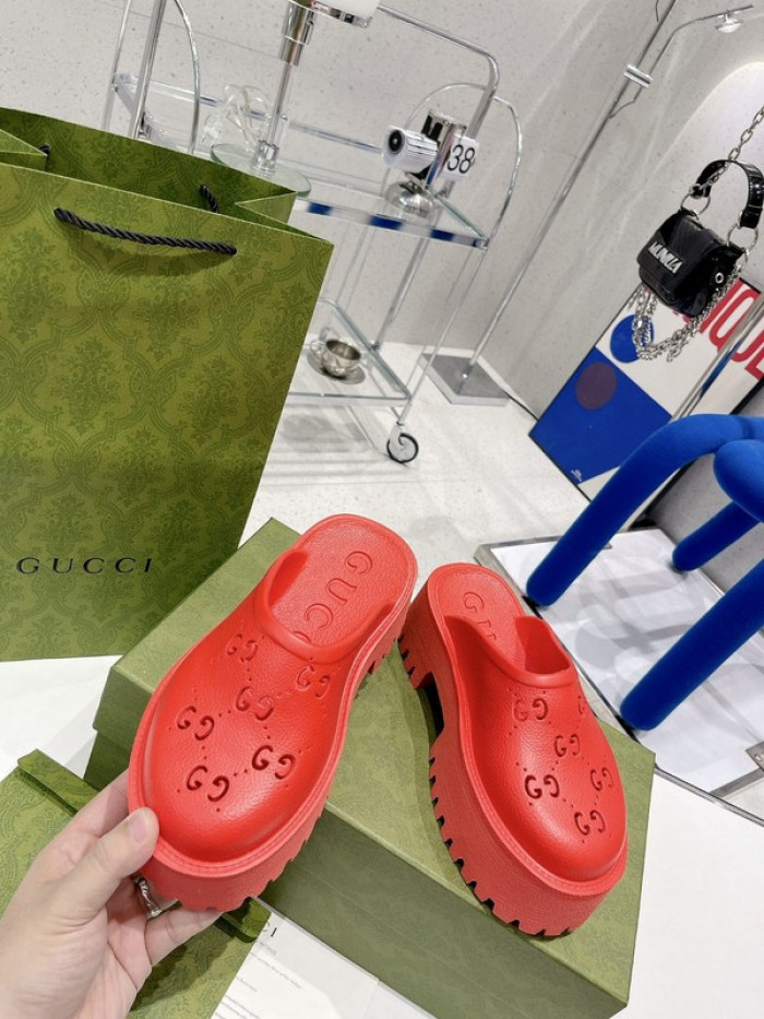 G*u*i slippers