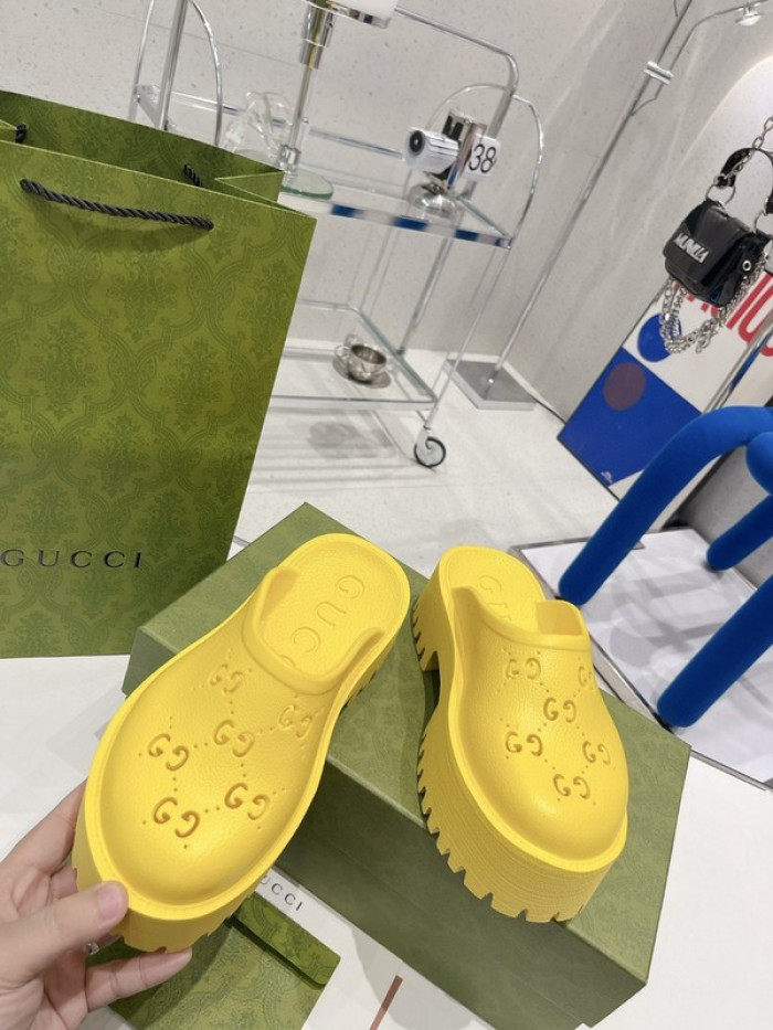 G*u*i slippers