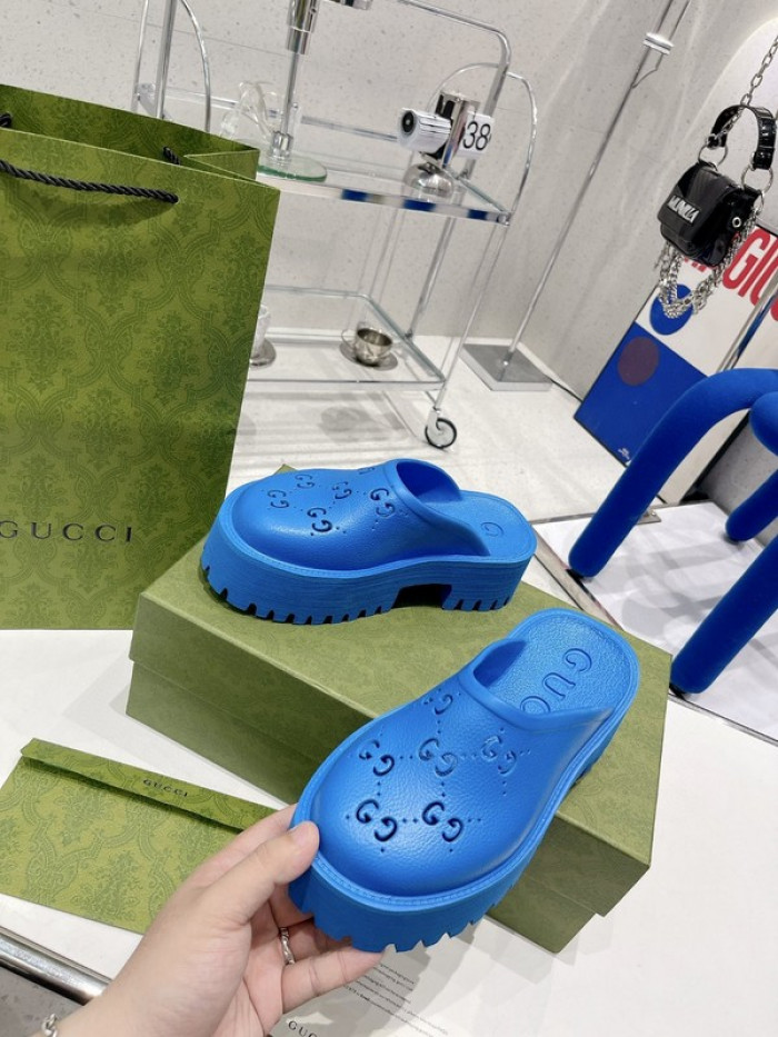 G*u*i slippers