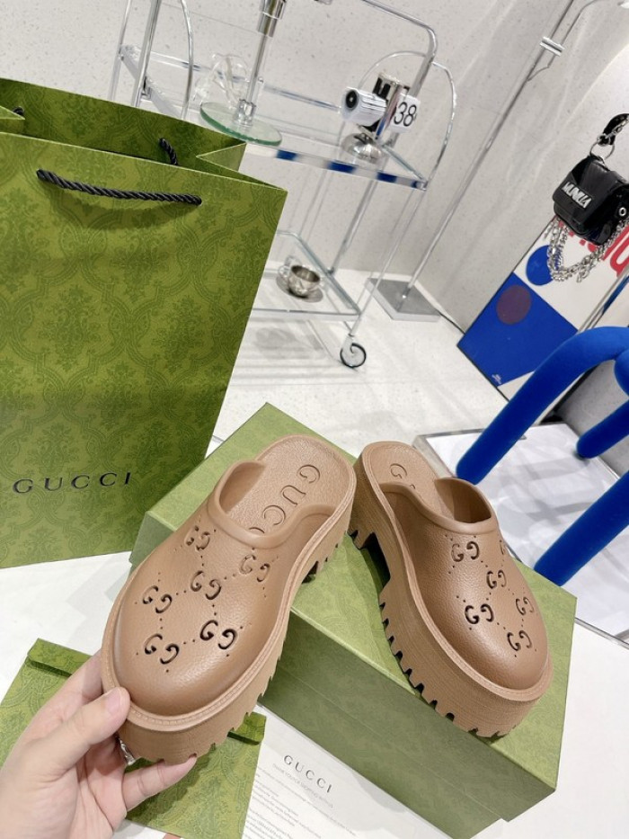 G*u*i slippers