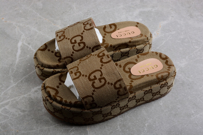 G*u*i slippers