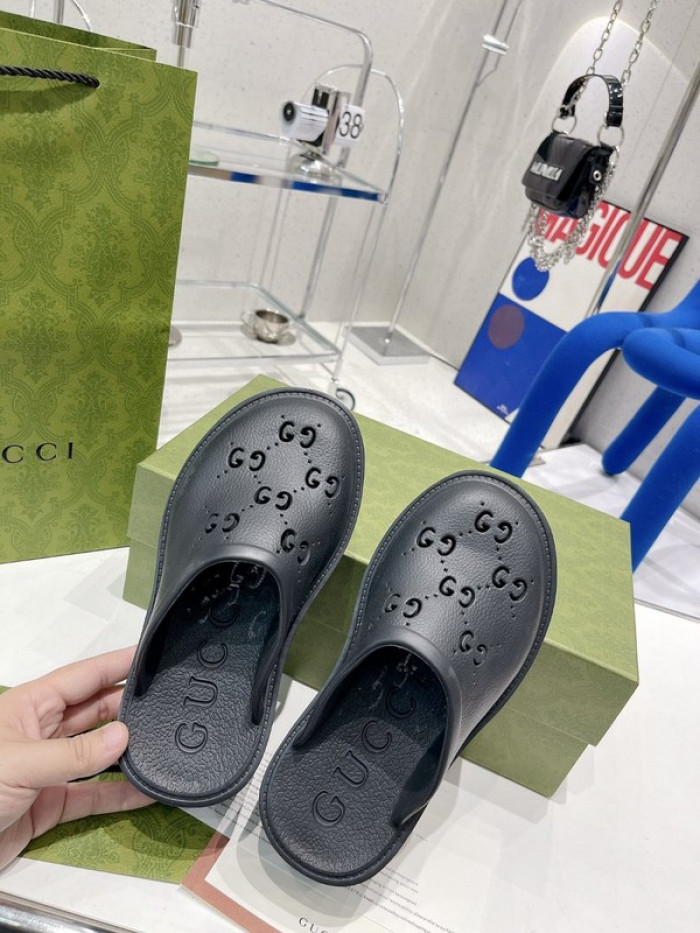G*u*i slippers