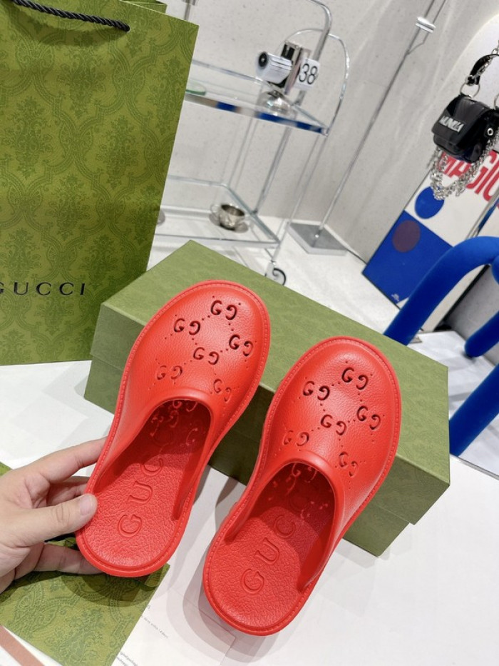 G*u*i slippers