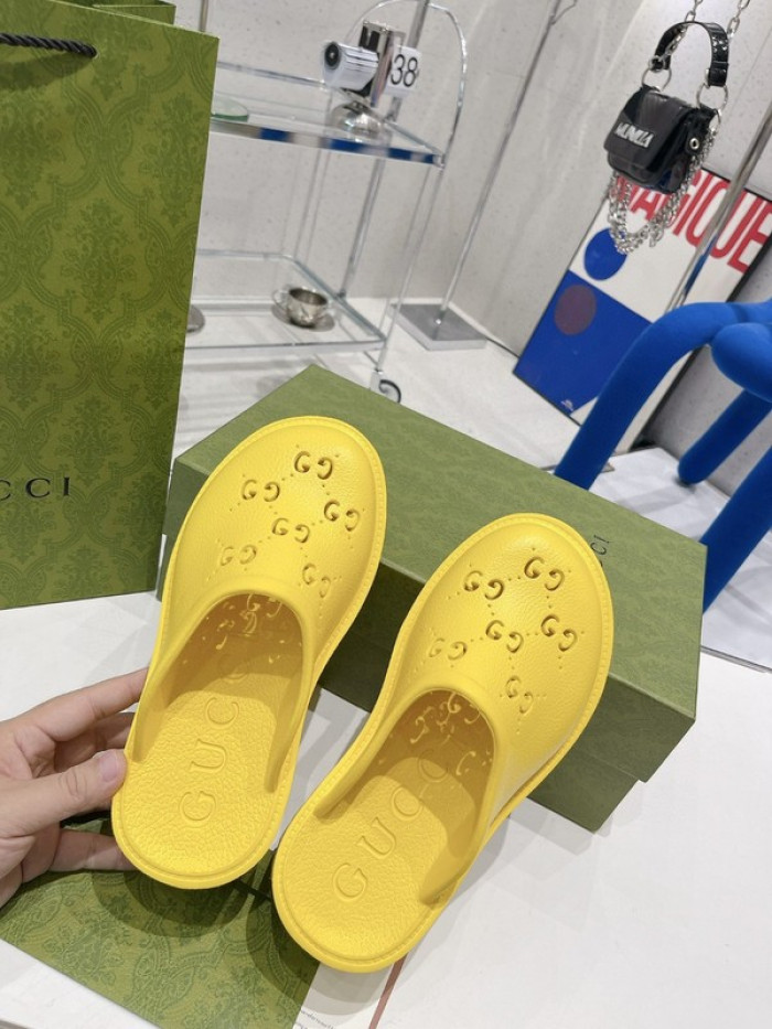 G*u*i slippers