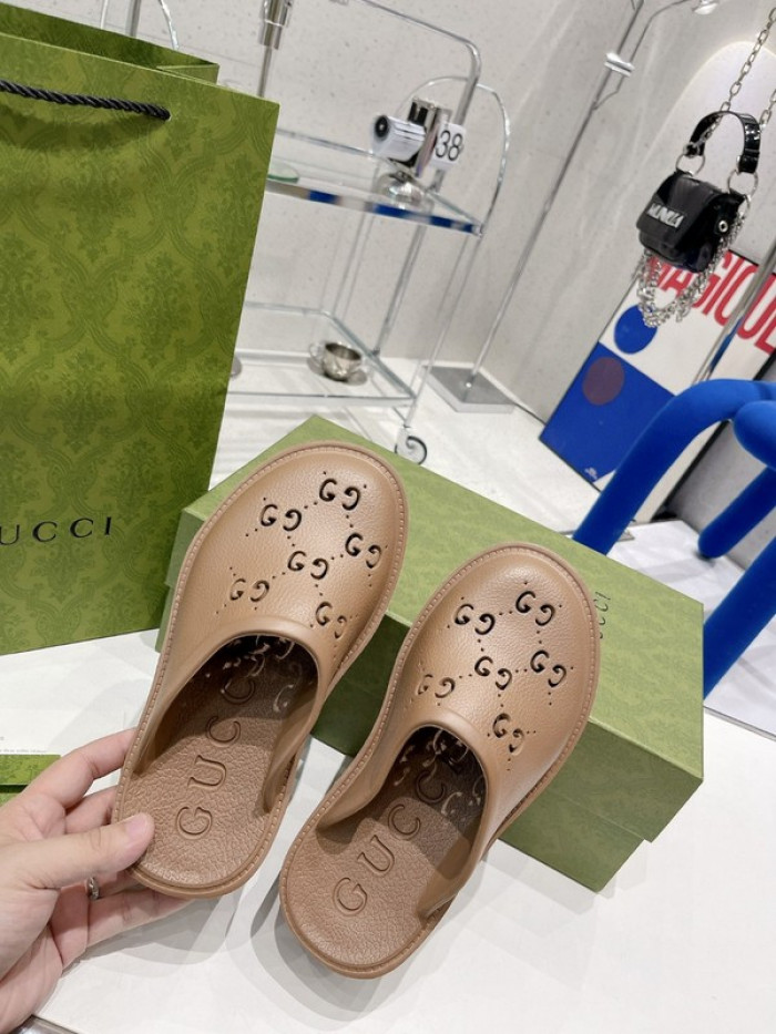 G*u*i slippers