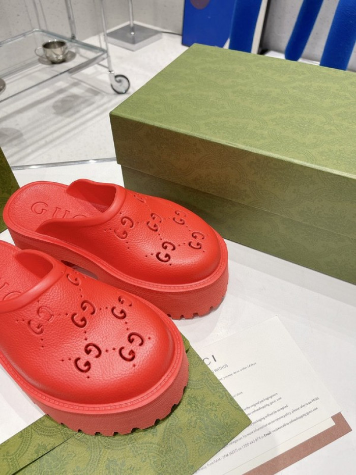G*u*i slippers