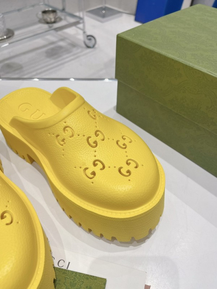 G*u*i slippers