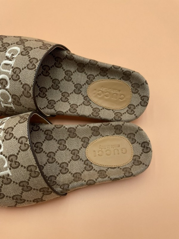 G*u*i slippers