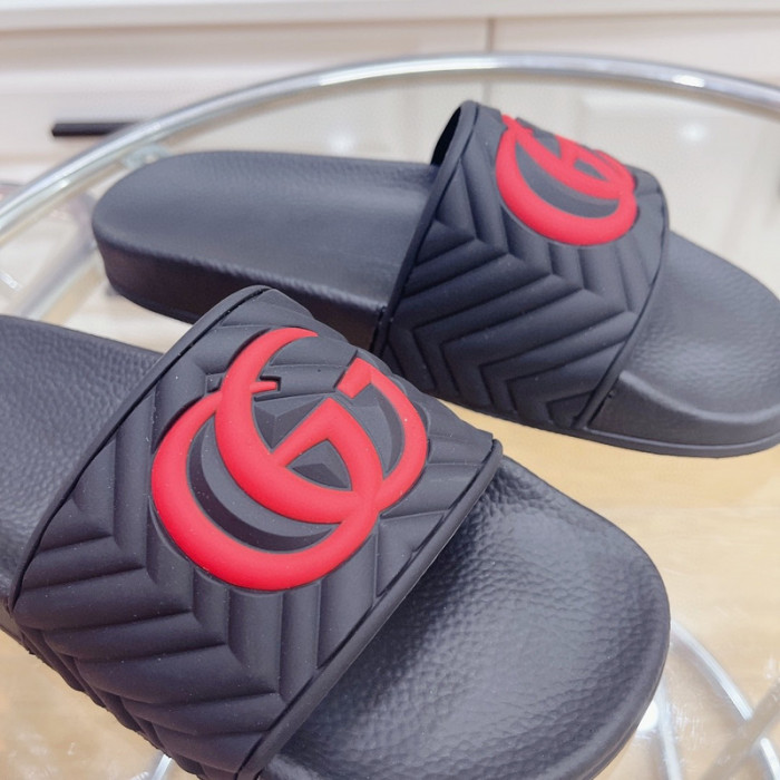 G*u*i slippers