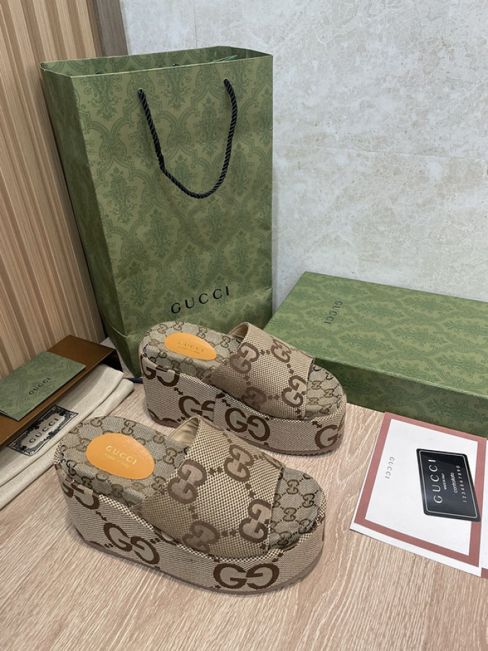 G*u*i slippers