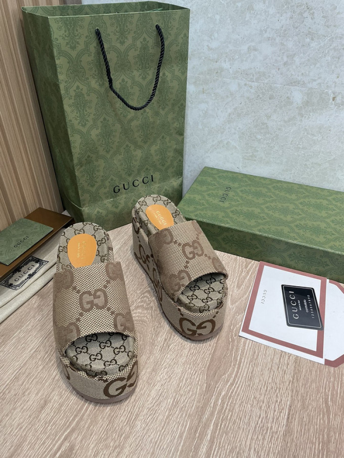 G*u*i slippers