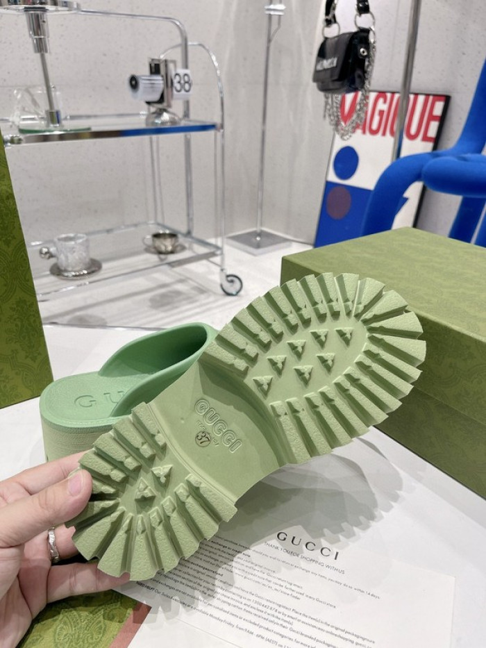 G*u*i slippers