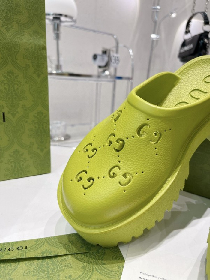 G*u*i slippers