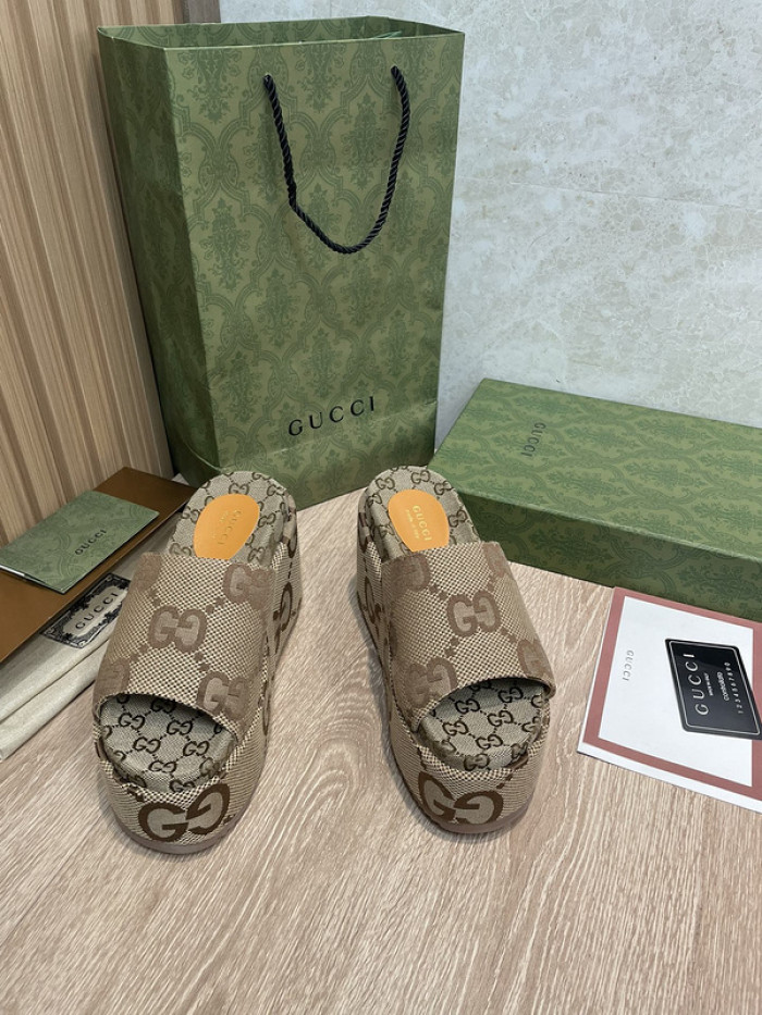 G*u*i slippers
