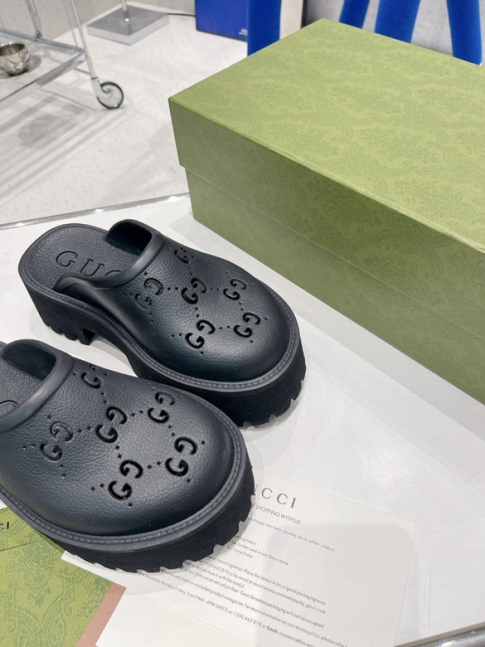 G*u*i slippers