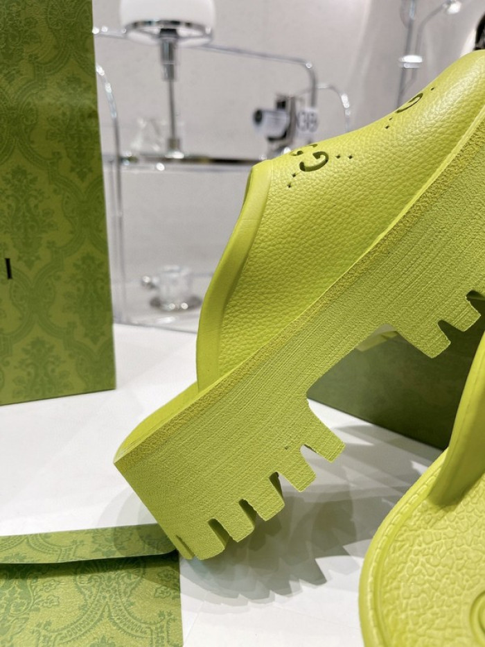G*u*i slippers