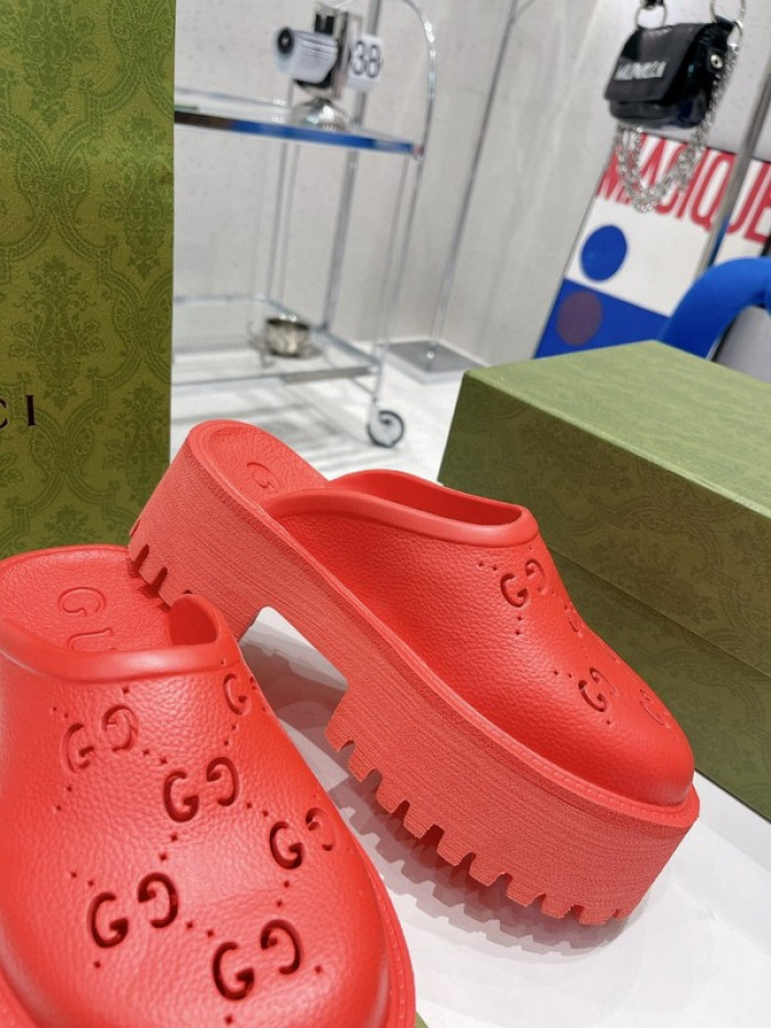 G*u*i slippers