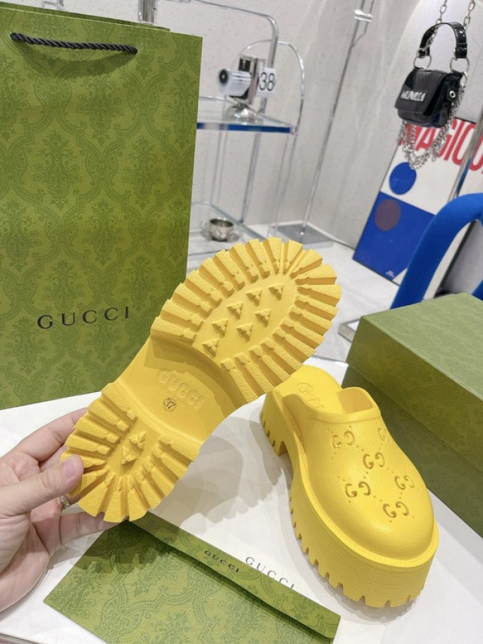 G*u*i slippers